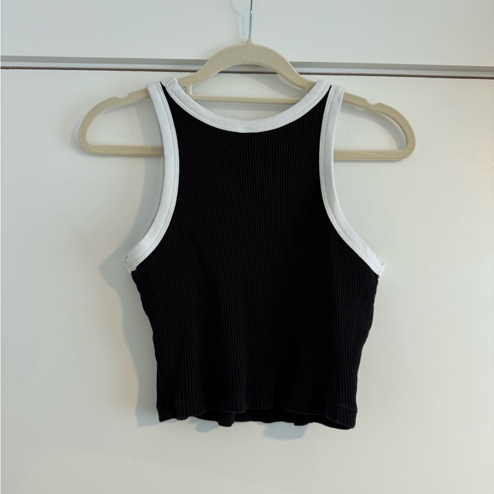 UNIQLO black and white cropped tank top - Picture 3 of 4
